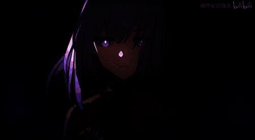 遐蝶角色PV截图，手持黑色羽翼，背景为枯萎花园，气氛阴郁而神秘