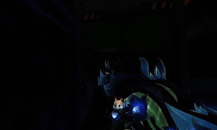 玩家手持判官在地图中央扫射，敌人纷纷倒地，战局全面压制