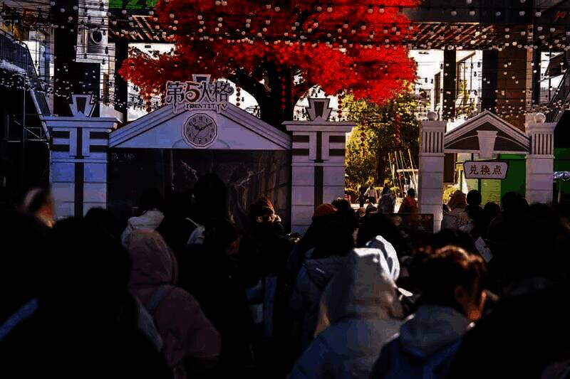 COSER扮演的作曲家站在雪景布景前，身穿深色长袍，手持乐谱，气质冷峻