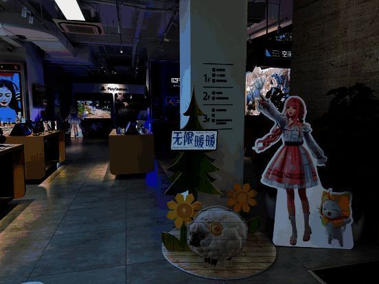 《无限暖暖》主题门店外景，橱窗上贴有暖暖在花海中奔跑的剪影，路人拍照打卡