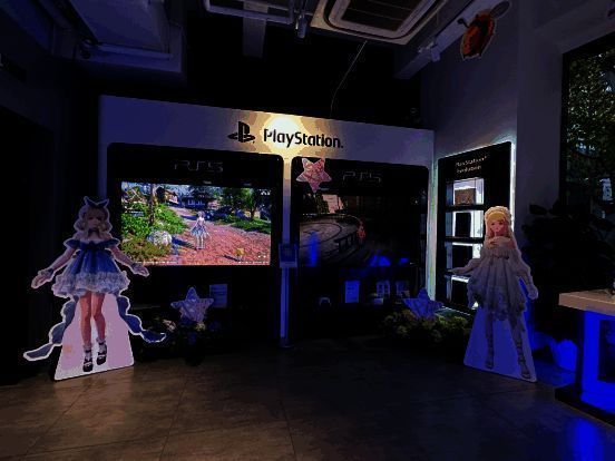 门店内部全景，暖暖立牌、海报与奇想星装饰遍布，营造出梦幻游戏氛围