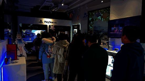 玩家在PS5前专注试玩《无限暖暖》，屏幕中角色正在花田中奔跑