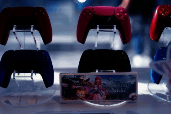 玩家手持《无限暖暖》x PlayStation定制镭射票，笑容满面