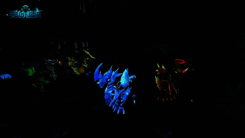 玩家在游戏内驯养异星生物、布置家园、参与团队副本的多场景拼接图，展现丰富的沙盒互动内容