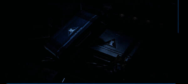 玩家在废墟中打开特殊补给箱，掉落联动收藏品动画特效