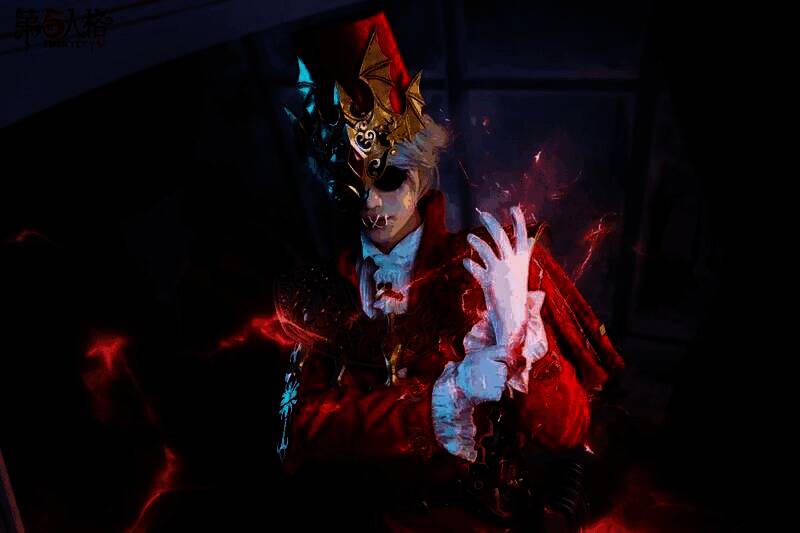 COSER扮演的邮差手持信件微笑站立，服饰细节精致，背景为节气主题展板