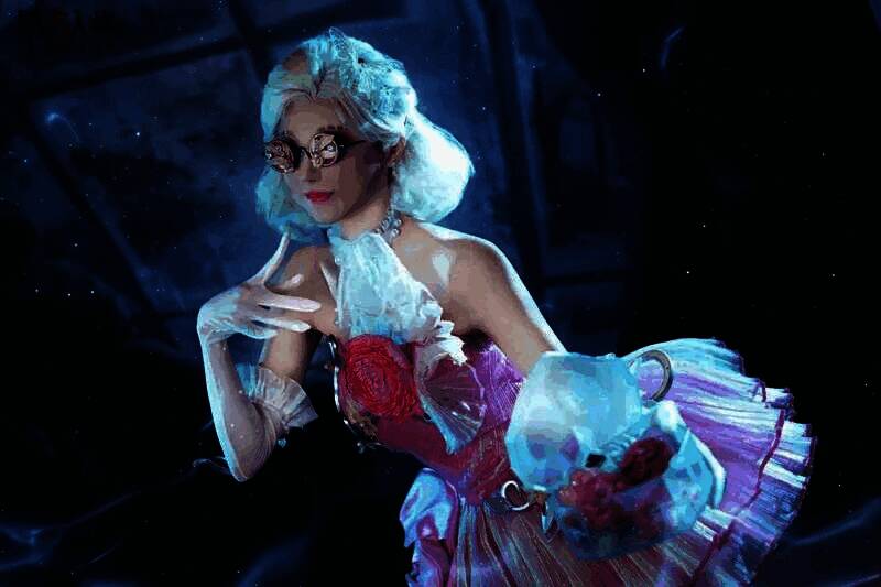 舞女COSER在舞台上演绎优雅舞姿，灯光聚焦，观众拍照欢呼