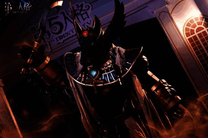 鹿头COSER与小朋友互动击掌，头饰立体逼真，现场气氛温馨