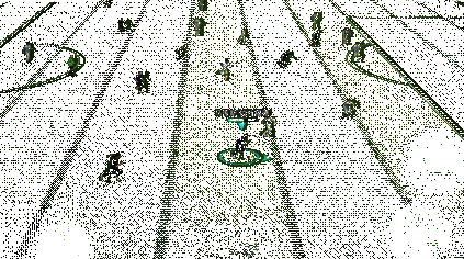 贝克汉姆从中场发动长传，皮球准确找到前场空位队友