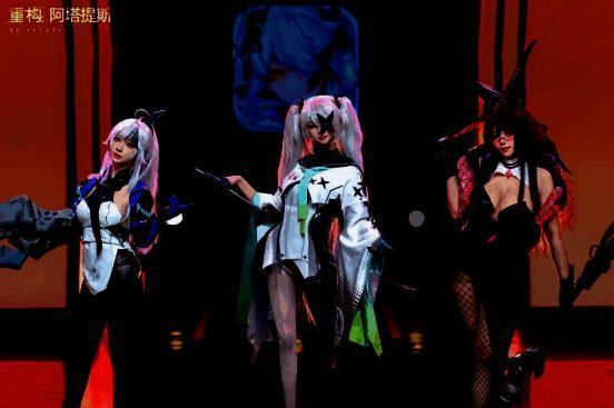 知名Coser扮演游戏内角色黑井莺与莉芙博士，现场还原角色经典姿势，氛围感十足