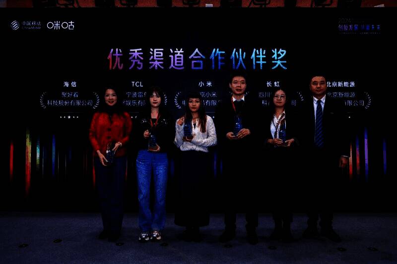 圆桌论坛现场，多位嘉宾围坐讨论，主持人引导议题，背景屏幕显示‘新质生产力与游戏创新’主题