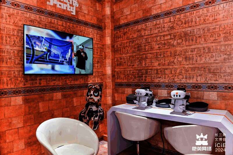 玩家佩戴VR设备进行《Mecha Party》对战，动作激烈，周围观众专注观看比赛实况