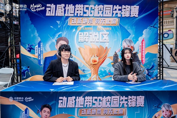 颁奖仪式现场，冠军战队高举奖杯庆祝胜利，全场灯光聚焦，气氛热烈