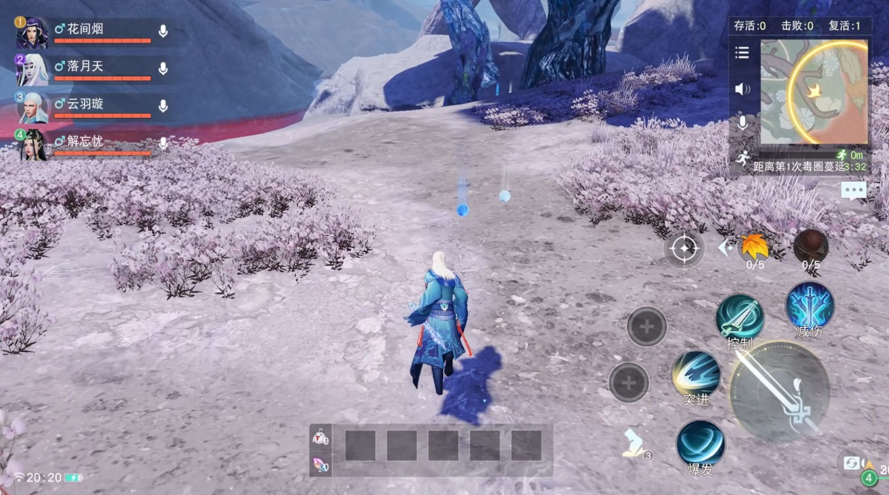 装备界面展示，列出武器、护甲、饰品等五类槽位，附带属性说明