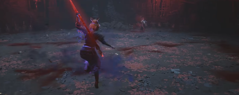 《明末：渊虚之羽》中玩家使用单手剑配合法术对抗鬼新娘BOSS的战斗画面，角色在红雾弥漫的庭院中闪避后释放蓝色法术光波