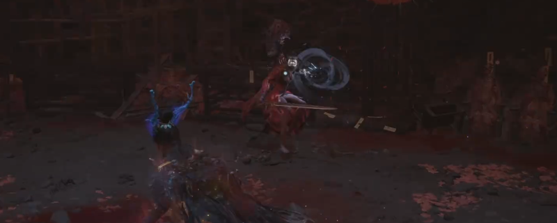 《明末：渊虚之羽》Boss战实机画面：鬼新娘方灵身着残破嫁衣悬浮半空，双臂延展黑雾锁链，前方角色正以双刀姿态发动背刺突袭，刀光与怨气粒子激烈对撞