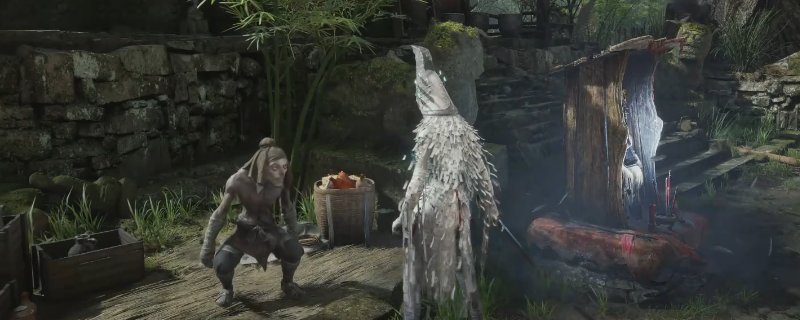 《明末：渊虚之羽》游戏内实机画面：昏暗烛光映照下的吴刚NPC立于木箱旁，身着灰蓝交领长袍，手持一卷泛黄册子，背景可见隐约浮现的‘渊虚’篆字灯笼