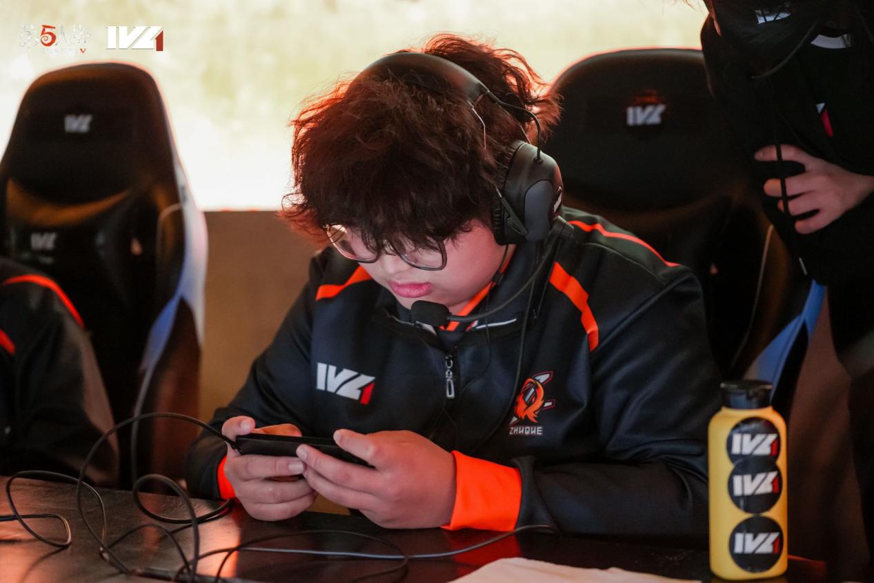 FPX.ZQ_Alpaca选手正面特写照，身着战队黑色队服，神情专注沉静，背景为电竞舞台灯光与《第五人格》赛事LOGO