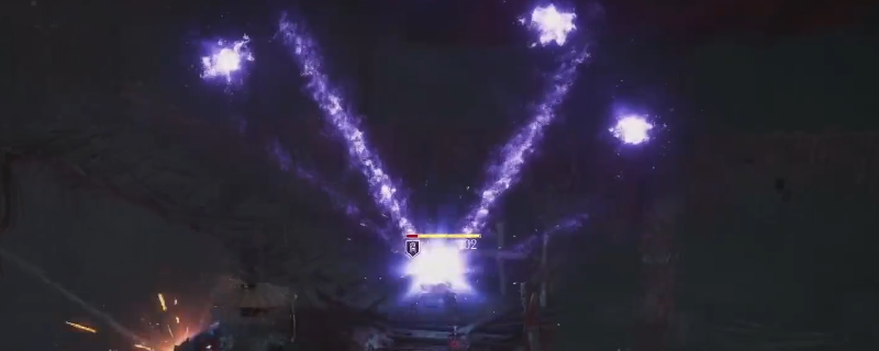 《明末：渊虚之羽》游戏画面：佛源镇蜀王祠内景，古朴祠堂中吴刚立于香案旁，背景可见褪色蜀王画像与幽光浮动的熏香炉，整体色调沉郁而神秘