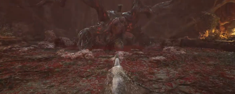 《明末：渊虚之羽》缚魂木Boss战实机画面：幽蓝魂焰缠绕的巨大木质傀儡悬浮于破碎祭坛之上，周身浮现三道旋转的灰白锁链特效，角色正腾空跃击发起突袭