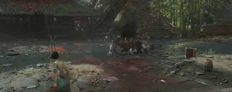 《明末：渊虚之羽》BOSS战特写：陆红柳立于飞雪竹林间，红衣翻卷，手持赤翎长剑，周身环绕三道旋转的墨色羽刃，角色UI显示‘蚀脉·Ⅲ’与‘真气：72%’状态