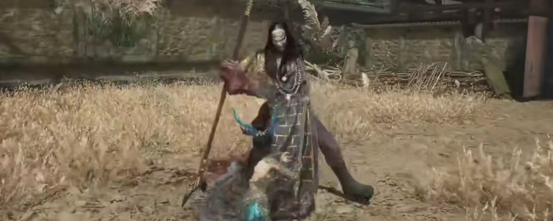 《明末：渊虚之羽》Boss战实机画面：吃人头陀怒目圆睁立于断壁残垣间，背后三簇黑羽灼灼燃烧，主角持红缨枪腾空突刺，枪尖泛起赤色气劲光晕