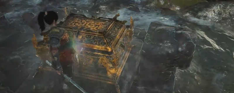 《明末：渊虚之羽》游戏实机画面：佛源镇摩崖石刻旁的陡峭山径，远处可见奔涌的浑浊河水，近景岩壁缝隙中隐约露出半掩的青铜纹饰宝箱