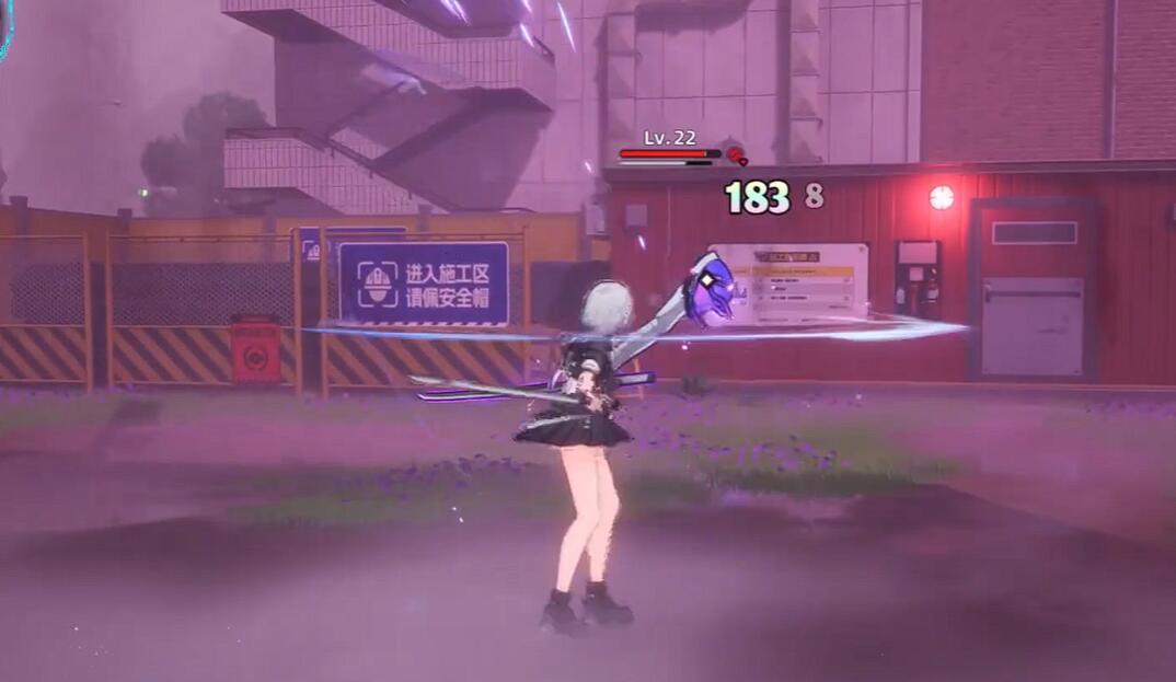 玩家角色绕锈蚀钢柱逆时针奔跑，妖刀灵体横斩落空撞上柱体迸发火花，角色趁机抬枪射击