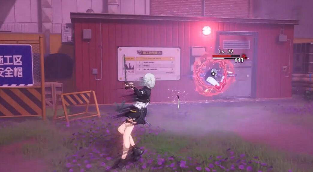 妖刀灵体胸口核心光芒大盛，玩家持冲锋枪连续点射，弹壳飞溅中核心骤然暗淡，Boss双膝跪地陷入瘫痪状态