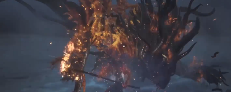 《明末：渊虚之羽》Boss战实机画面：巨型人形怪物‘重生之物’立于残破古庙中央，周身缠绕灰黑色怨气，双臂化为嶙峋骨刃，地面裂痕中涌出幽蓝魂火