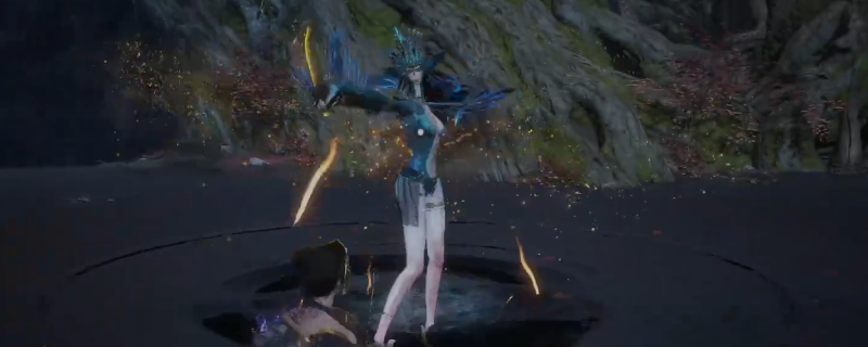 《明末：渊虚之羽》鸟人古巫BOSS战实机画面：身披青黑羽甲、面覆裂纹青铜傩面的角色正凌空突刺，周身环绕赤色残影，主角角色侧身翻滚闪避，地面留下灼烧焦痕