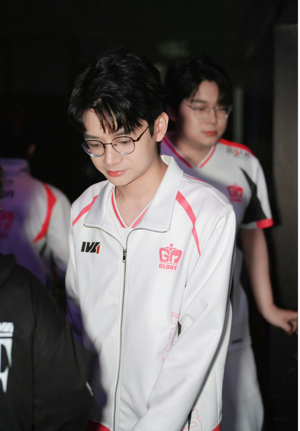 Gr_ac比赛高光集锦截图，画面定格于他操控囚徒闪避监管者蓄力攻击的瞬间，屏幕右上角显示‘GR_AC’ID与实时比分，特效粒子迸发，氛围紧张激烈